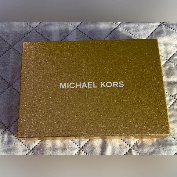Michael Kors Travel Set - Picture 2 of 13